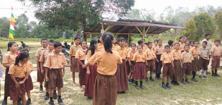 Latihan menyanyikan himne pramuka oleh honorer | Dok Pribadi