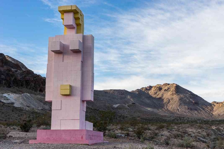 A surreal 2-story tall naked block woman (globeslice.com)