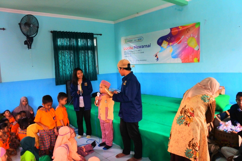 Pembagian doorprize mendengarkan dongeng/dokpri