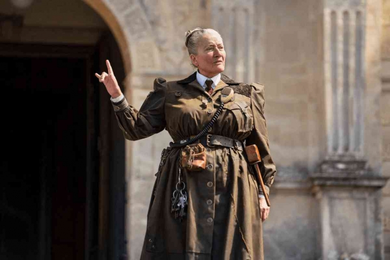 Emma Thompson sebagai Miss Agatha Trunchbull sang Kepala Sekolah yang kejam dalam Matilda 2022 | @Netflix