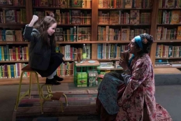 Adegan story telling Matilda dengan Mrs. Phelp, pustakawan keliling | Timeout.com