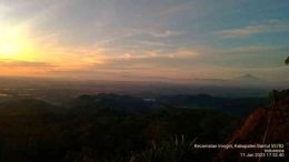Menjelang senja di puncak Bukit Watu Goyang. | Dokumentasi pribadi.