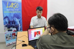 Petugas Imigrasi Palembang sedang mengambil data biometrik pemohon/dokpri
