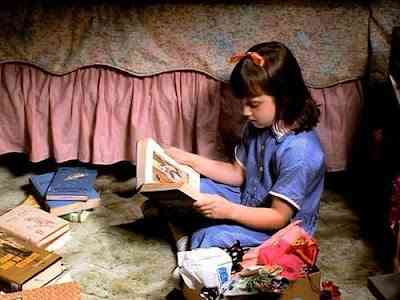 Adegan Matilda yang gemar membaca buku tanpa sepengetahuan orang tuanya - Matilda 1996 | fallenrocket.com