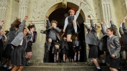 Adegan sukacita para murid setelah tirani Kepala Sekolah Miss Trunchbull tumbang | wamu.com