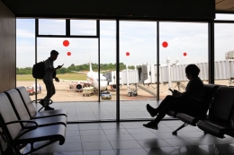 Ilustrasi penumpang di Bandar Udara Internasional Hang Nadim di Batam, Kepulauan Riau. (sumber: UNSPLASH/nizar kauzar via kompas.com)