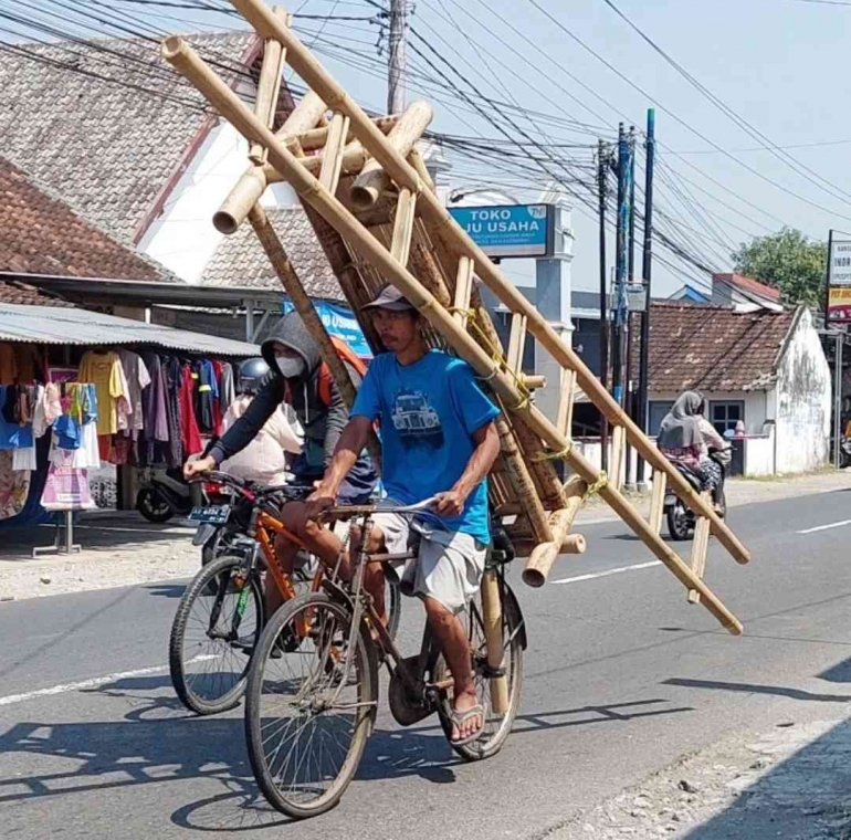 Kreativitas penjual lincak dan tangga/Foto: Hermard