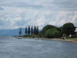 (Dok.pri. SD Impress Parbaba, Pulau Samosir - Air Danau Toba dekat dengan gedung sekolah, yang paling ujung itu adalah gedung Kls VI-ku kala itu).