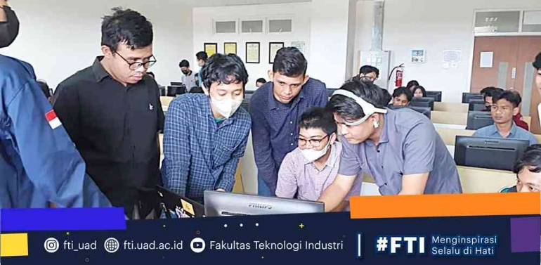 Mahasiswa Teknik Elektro FTI UAD Sedang Membuat Karya Inovasi di Laboratorium/Dokpri