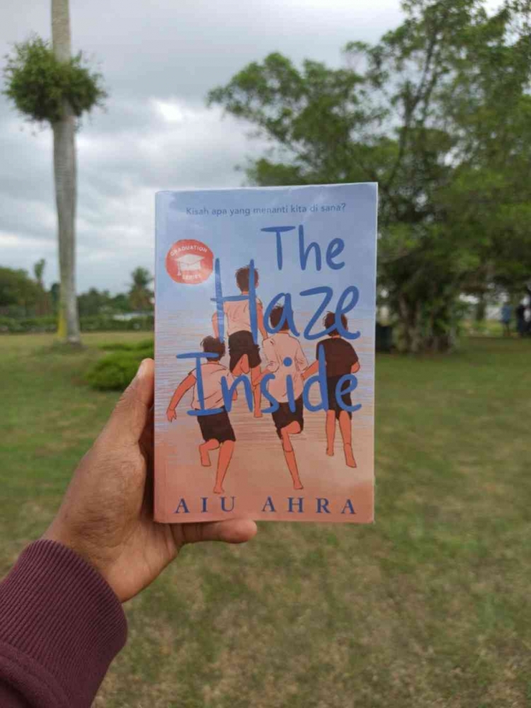 Cover Novel The Haze Inside karya Aiu Ahra (sumber foto: dokumentasi pribadi)