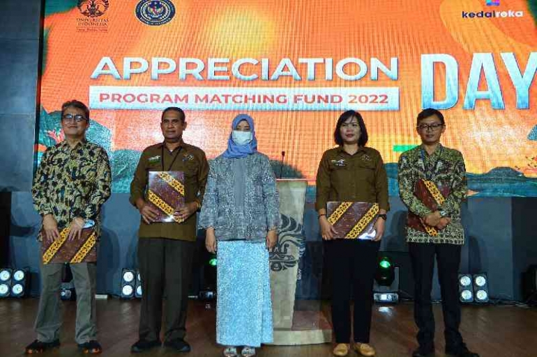Prof. Fatma Lestari berfoto dengan pimpinan di Kemenparekraf/Baparekraf yang berkontribusi dalam penyelenggaraan Kedaireka MF (Dok. DRRC UI)