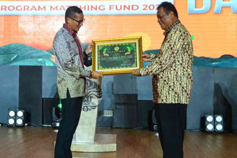 Penyerahan sertifikat penghargaan kepada Menparekraf/Kabaparekraf, Sandiaga Uno oleh rektor UI (Dok. DRRC UI)
