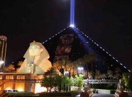Luxor Hotel and Casino pada malam hari. Sumber : Glen Scarborough / Flickr