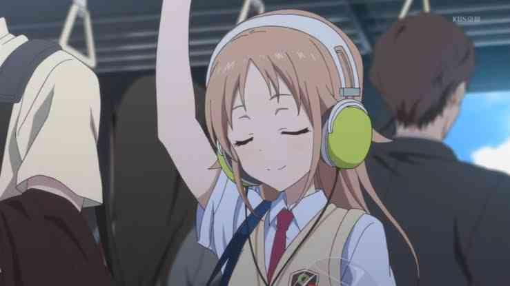 Mendengarkan musik di tempat umum | Sumber: Japanese Station