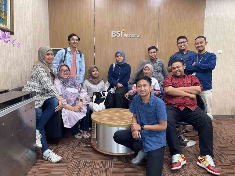 Mahasiswa Magang bersama karyawan Bank BSI bagian Risk di Ruang Priority, dok. pribadi
