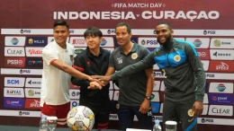 Pelatih dan kapten tim nasional Indonesia dan Curacao saat konferensi pers sebelum pertandingan (foto: PSSI) 