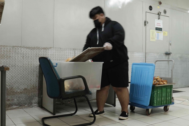 Salah satu relawan mengambil donasi makanan dari mitra hotel .dokpri