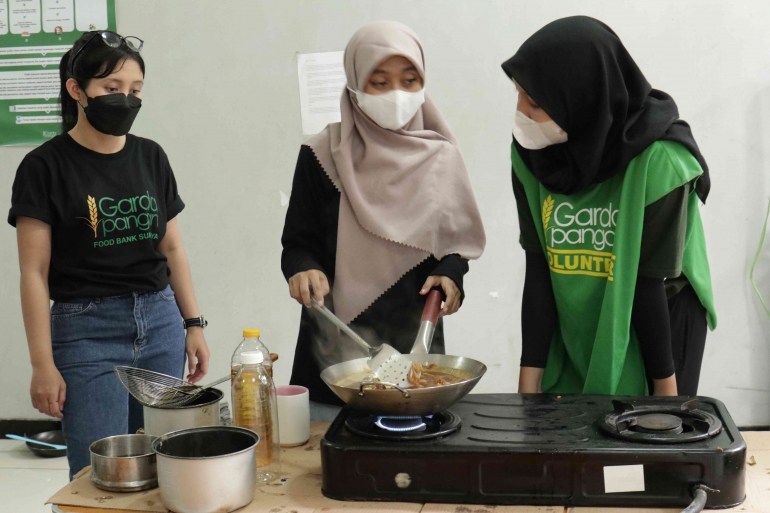 Para relawan memanaskan ulang dan menyortir donasi makanan yang berupa lauk atau protein di Garda Pangan Office .dokpri