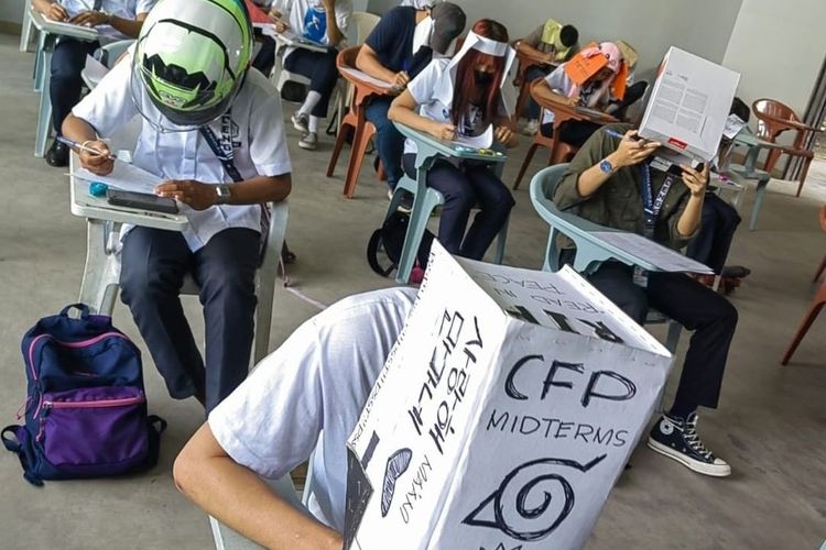 Aksi viral sejumlah siswa mengenakan topi anti-menyontek selama ujian perguruan tinggi di Filipina. Foto: Twitter/FAUZA4IR via Kompas.com