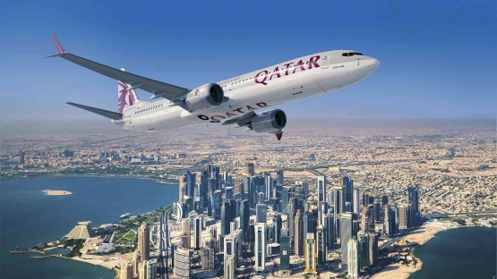 Qatar Airways terbang di atas Doha. Sumber: www.pointsgeek.id