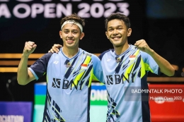 Potret Fajar/Rian usai meraih kemenangan di perempatfinal Malaysia Open 2023 (twitter/Badminton Talk)