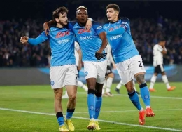Para pemain Napoli merayakan gol/Reuteurs