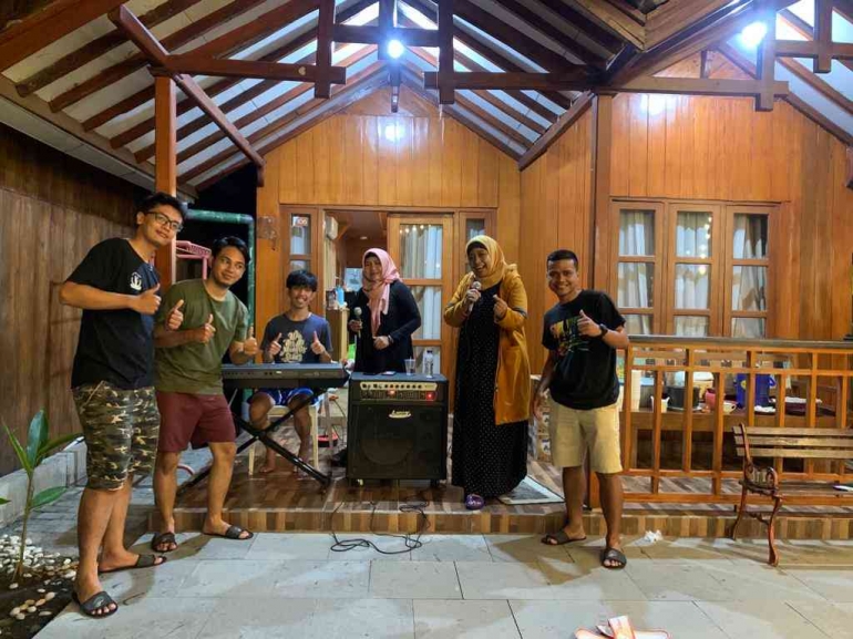 Menghibur lansia di Pantai Pasir Putih Situbondo (Dok. pribadi)