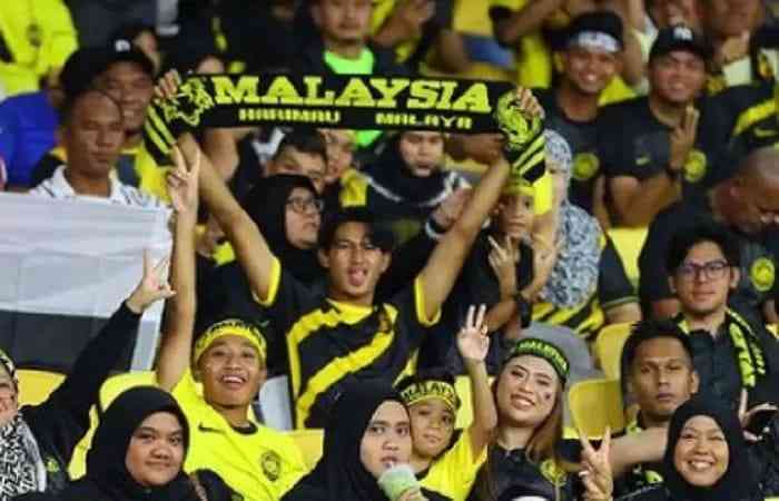 Fan Malaysia menyaksikan Timnas Malaysia di Stadion Bukit Jalil terciptanya rekor jumlah penonton terbanyak  AFF 2022. (@famalaysia) via suara merdeka