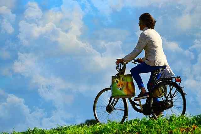 Orang pergi bersepeda. Sumber: pixabay.com