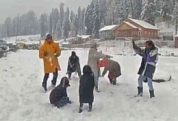Turis sedang bermain di salju di Jammu dan Kashmir, India. | Sumber: The Sunday Guardian 
