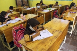 Sejumlah murid sekolah dasar mengikuti belajar tatap muka di Dumai, Riau, Kamis (26/8/2021) ANTARA FOTO/Aswaddy Hamid/rwa.(ANTARA FOTO/Aswaddy Hamid) 