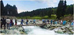 Para turis sedang menikmati pemandangan Doodhpathri di Jammu dan Kashmir, India. | Sumber: lehladakhtourism.com
