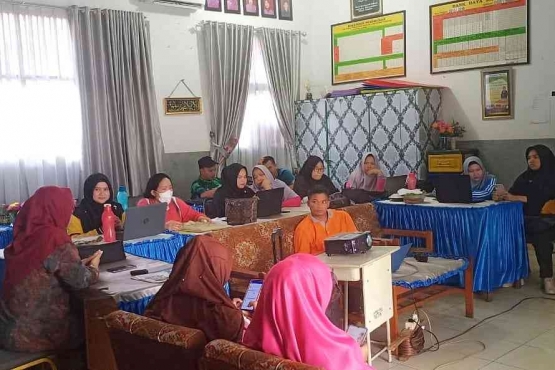 Kegiatan KKG di sekolah untuk menuntaskan materi pelatihan mandiri yang ada di Platform Merdeka Mengajar (foto Akbar Pitopang)