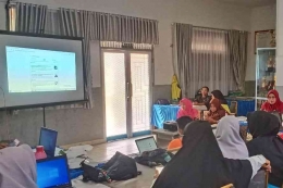 Keseriusan dan ketekunan para guru dan Kepala Sekolah mengikuti pelatihan melalui Platform Merdeka Mengajar (foto Akbar Pitopang)