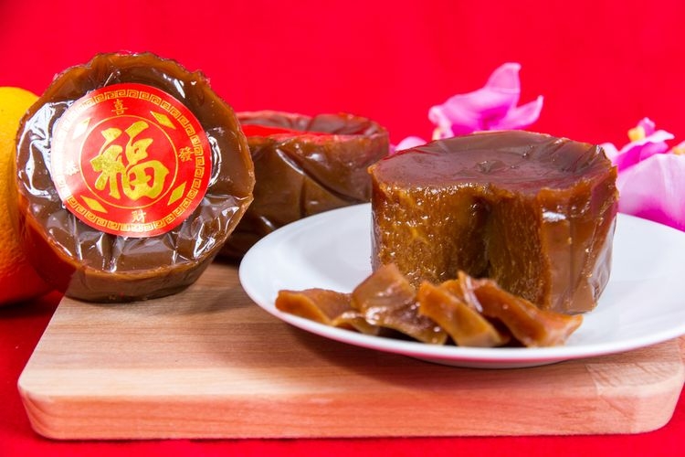 Kue keranjang atau dodol khas China, biasa disajikan saat Imlek. (SHUTTERSTOCK/RIZVISUAL via KOMPAS.COM)