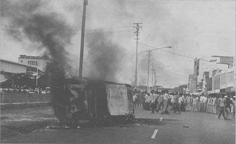 Aksi pembakaran mobil buatan Jepang oleh massa. Sumber gambar: Wikipedia.org