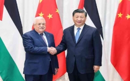 Presiden Palestina Mahmoud Abbas dan Presiden China Xi Jinping (Foto: Xinhua) sumber : https://news.okezone.com/