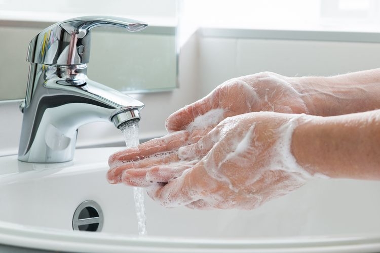 Ilustrasi mencuci tangan menjadi kebiasaan di era pandemi covid-19. Sumber: Shutterstock/Alexander Raths 
