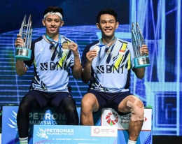 Fajar/Rian di podium juara Malaysia Open 2023, Minggu (15/1/2023): https://twitter.com/INABadminton