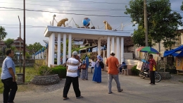 Pintu gerbang masuk ke tempat wisata, tempat ibadah 5 agama (dok IYeeS) 