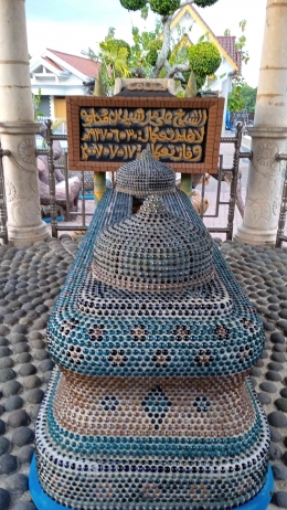 Nisan Mbah Ali Mursyid yang dibangun unik dengan tempelan kelereng yang yang tersusun indah dan rapi (dok IYeeS) 