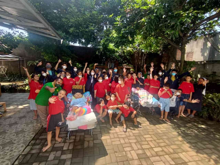 OSIS SMA Amore Prime School berbagi berkah bersama anak-anak Panti Asuhan Bhakti Luhur Jakarta | Foto: Mister Prabu