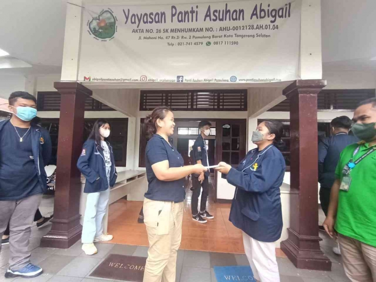 Penyerahan donasi dari perwakilan OSIS kepada Panti Asuhan | Foto; Mister Prabu