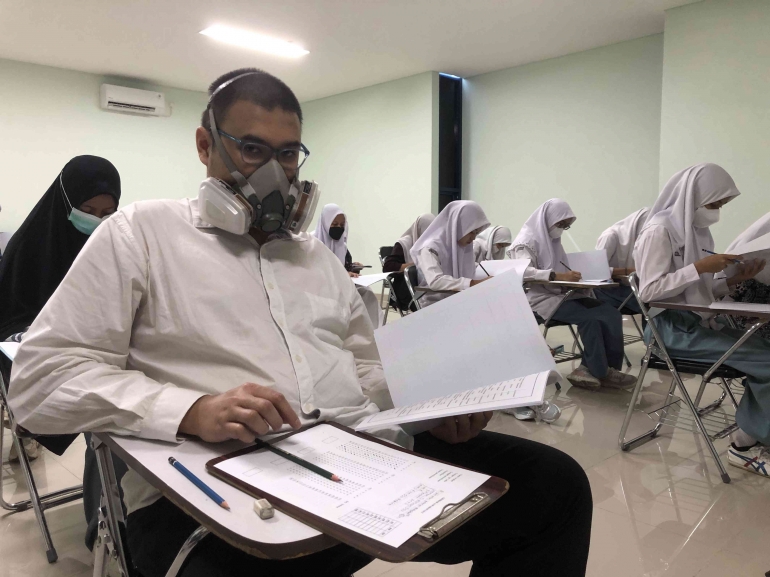 Salah satu kegiatan ujian tertulis yang dilaksanakan di ruang kelas di Universitas Al-Azhar Indonesia.
