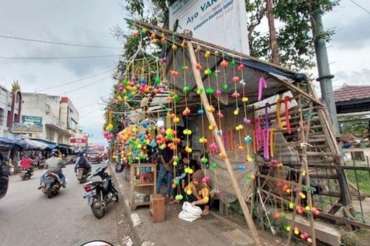 Penjualan lato-lato di Bandung. (Dok TRIBUN JABAR via KOMPAS.com) 