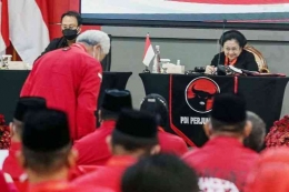 Ganjar Pranowo memberikan penghormatan pada Ketua Umum PDIP, Megawati Soekarnoputri pada Rakernas II (23/06/2022). (KOMPAS/ Hendra A Setyawan).