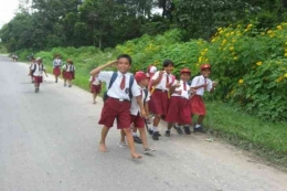 Pelajar di Samosir pulang sekolah - (antara news)