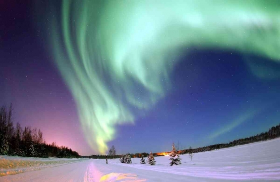 Aurora Boeralis. Sumber: https://upload.wikimedia.org/wikipedia/commons/thumb/a/aa/Polarlicht_2.jpg/1200px-Polarlicht_2.