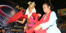 Ritual Tari Seblang di Desa Bakungan, Kecamatan Glagah, Kabupaten Banyuwangi, Jawa Timur, Minggu (12/10/2014) malam.(KOMPAS.COM/IRA RACHMAWATI) 
