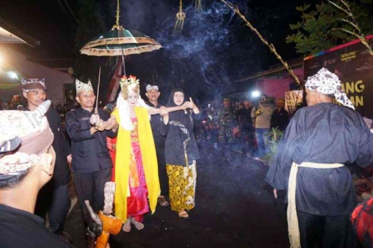 Penari Seblang membawa keris sebagai bentuk perlawanan. Seblang Bakungan digelar pada Minggu (10/9/2017)(KOMPAS.COM/Ira Rachmawati) 